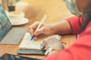 mujer escribiendo en cuaderno