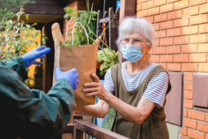 mujer con mascarilla mientras hace la compra 