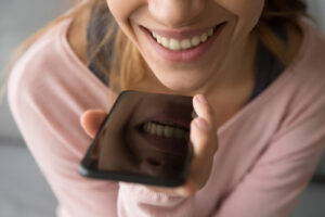 mujer hablando por telefono