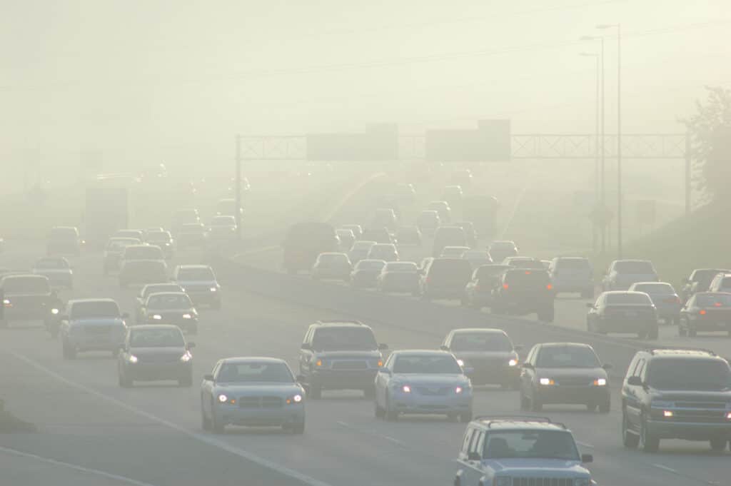 Tráfico de hora punta con mucho smog.